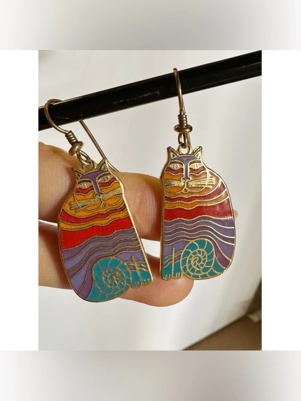1980s Laurel Burch Rainbow Cats cloisonné enamel and gold-plated brass Earrings - Picture 3 of 7